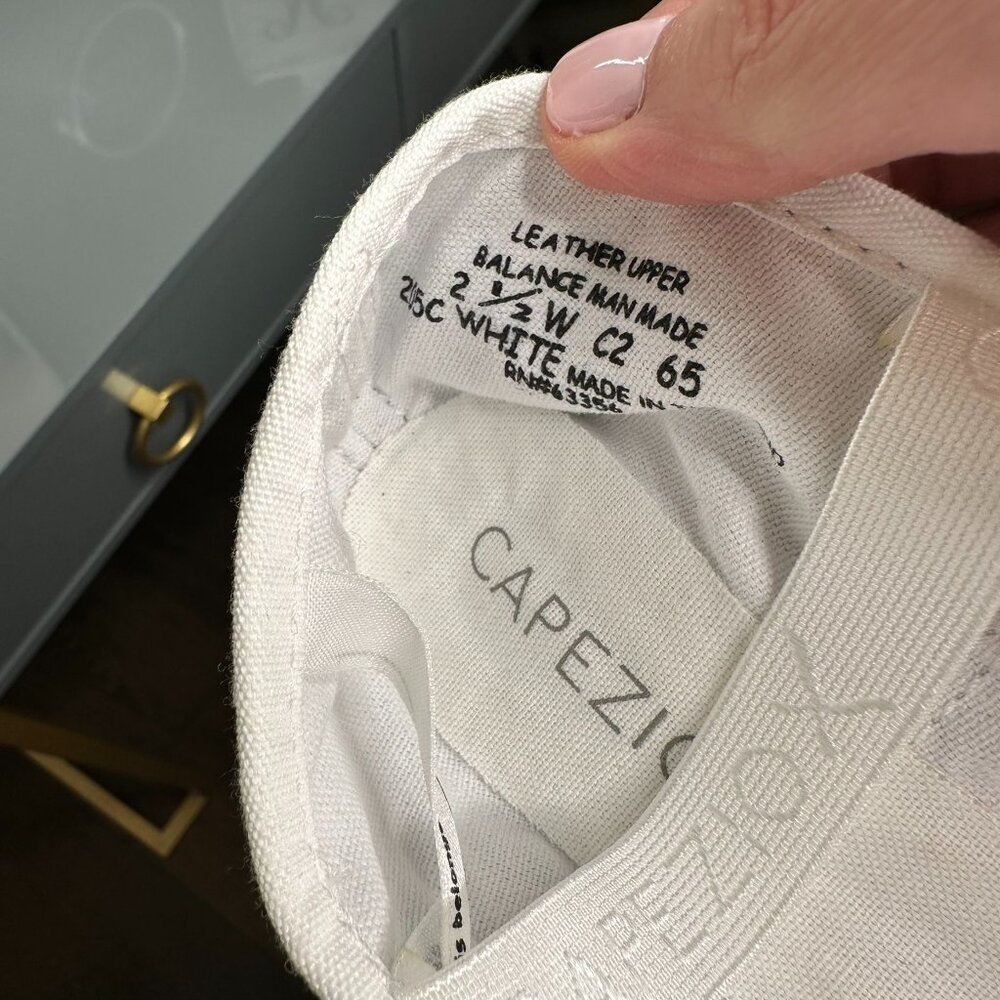 Capezio Daisy 205 White Ballet Shoe (Toddler/Little Kid) 2.5W New - Picture 4 of 4